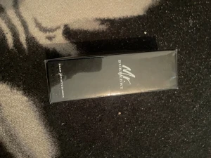Mr. Burberry Eau de Toilette - Mr. Burberry Eau de Toilette i en elegant svart rektangulär förpackning. Märket och doftnamnet syns tydligt på framsidan. Förpackningen är stilren och modern, perfekt för dig som gillar klassiska och maskulina dofter.