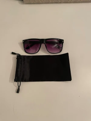 R@yban liknande solglasögon - Tjena! Säljer nu dessa feta solglasögonen. Dem är nästan identiska med Rayban, form, färg och kvalité. Enda skillnaden är att dessa inte har någon Rayban logga, vilket är det man betalar för annars. Skicka ett pm vid intresse, skicka bud.