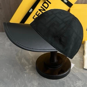 Svart keps från Fendi med logomönster - Snygg svart keps från Fendi med diskret ton-i-ton logomönster över hela tyget och böjd skärm i läderimitation. Klassisk sexpanelsdesign och justerbar passform bak. Perfekt accessoar för en trendig streetwear-look.