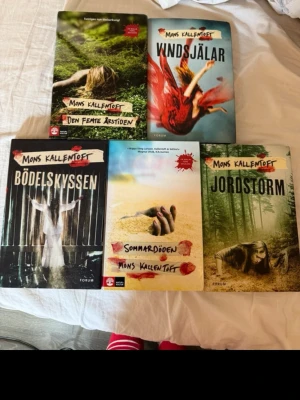 Mons Kallentoft bokpaket, 5 titlar - Säljer ett paket med fem spännande kriminalromaner av Mons Kallentoft: Den femte årstiden, Vindsjälar, Bödelskyssen, Sommardöden och Jordstorm. Böckerna är inbundna med färgstarka omslag och passar perfekt för dig som gillar deckare och svensk spänning.
