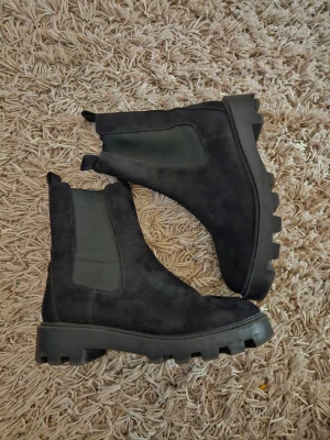 Svarta Skor - Svarta boots från HM DIVIDED. I mycket fint skick då dom ej blev mycket använda. Strl. 39