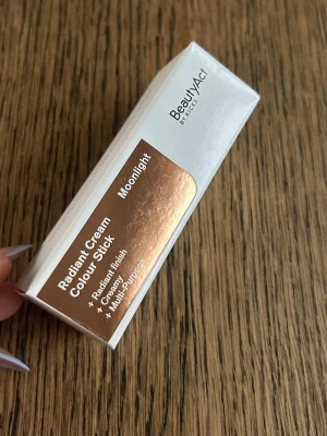 BeautyAct Radiant Cream Colour Stick - Highlighter i stickformat från BeautyAct i färgen Moonlight. Ger ett krämigt, strålande resultat och är enkel att applicera direkt på huden. Perfekt för att framhäva ansiktets högsta punkter med en naturlig glow. Helt ny! 🥰