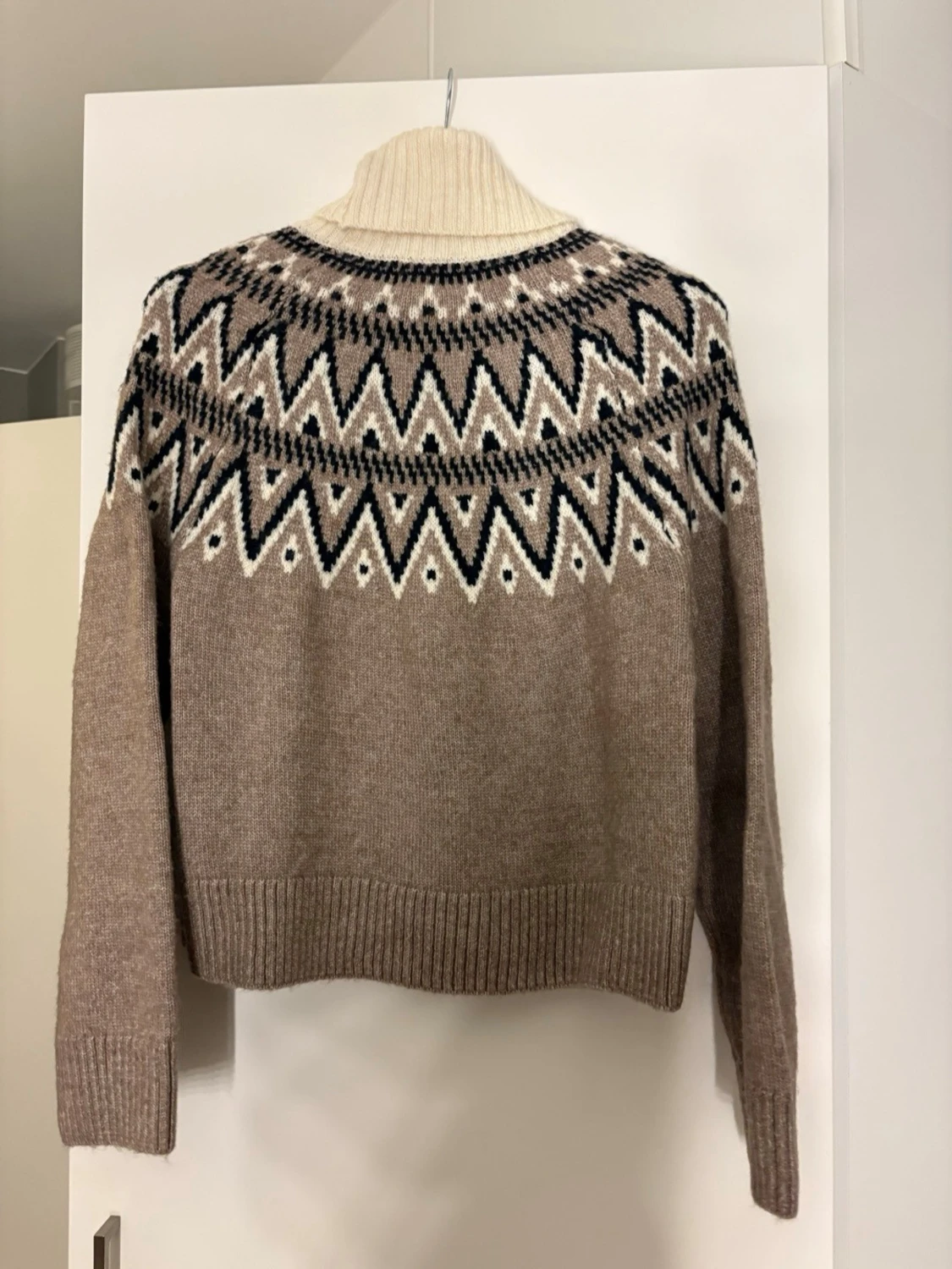 Beige mönstrad polotröja från H&M - 2