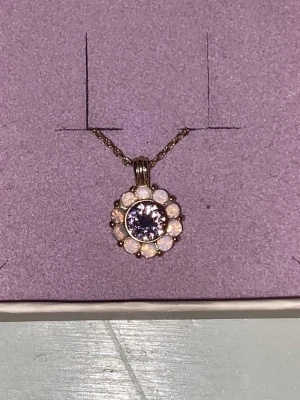 Äkta Lily and rose halsband  - Äkta Lily and rose halsband med guldkedja och rosa färg 🌸, skriv vid frågor!