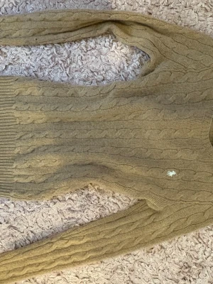 Polo Ralph lauren knit sweater - En stickad tröja från märket polo Ralph lauren i storlek xs, säljer eftersom den inte kommer till andvänding längre och vill helst bli av med så helst som möjligt så buda gärna men inget överdrivet