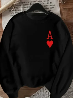 Svart sweatshirt med rött hjärta - En svart sweatshirt med en röd bokstav A och ett rött hjärta tryckt på bröstet. Tröjan har rund halsringning och ribbade muddar vid ärmslut och nederkant. Perfekt för dig som gillar enkel men cool design.