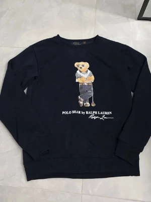 Mörkblå tjocktröja från ralphlauren - Mörkblå tröja från ralph lauren. Perfekt till sommarn och i vädligt bra skick andvänd cirka 10 gånger. Priset går alltid o diskutera de bara att skicka ett bud. Passar mig perfekt som är 165 och 55 kg. Välj instabox så kan jag frakta samma dag om de är vid rätt tid!Mvh max