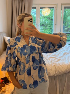 blå och vit blommig blus med volanger - blåvit blommig blus med volanger från indiska 💓