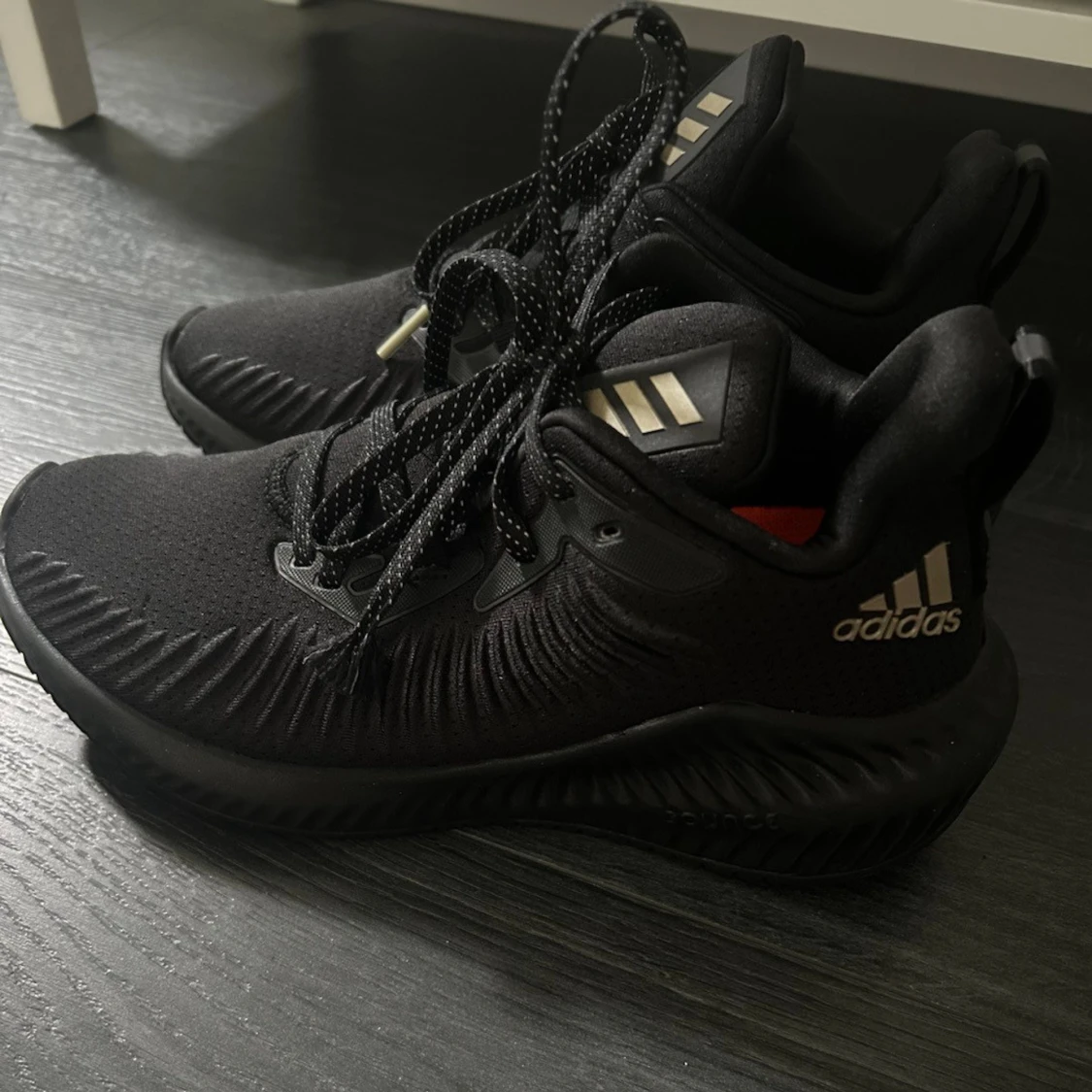 Svarta Adidas sneakers