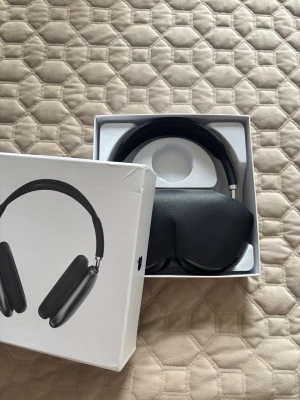 Apple AirPods Max svarta hörlurar - Snygga svarta Apple AirPods Max over-ear hörlurar i aluminium och rostfritt stål med mjuka öronkuddar och smart case. Trådlösa med hög ljudkvalitet och stilren design, perfekt för musik och gaming.