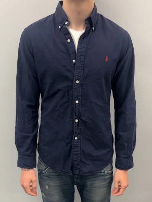 Ralph Lauren skjorta - Fint skick utan defekter Slimfit. Modellen är 185 cm och väger ca 75 kg | fraktar oftast samma dag🚚📦| rabatt vid köp av flera plagg samtidigt.