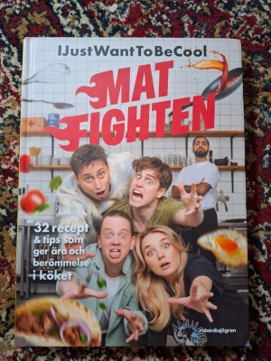 Kokbok - Mat fighten kokbok av de kända influencerna Ijustwamttobecool som bestor av Ara, Jennifer, Emil, Joel, och victor