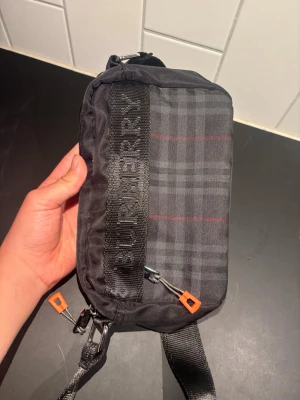 Jätte fin väska - Fin väska från ZARA som är i top class kvalité. Den kan användas för allt o från min perspektiv har den varit jätte jätte hjälpsam. Möts i Stockholm!