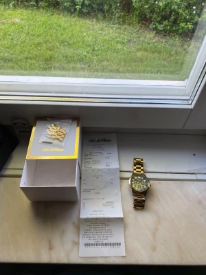Guldfärgad Regal klocka - Säljer den här Guldiga Regal klockan då den inte används längre för jag har haft den ett tag o tröttnat på den. Den är även för liten, Perfekt en fet sommar outfit.