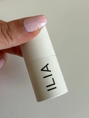 ILIA krämrouge i rosaton - Krämrouge från ILIA i en snygg rosaton. Kommer i en stilren, vit hylsa med svart text. Enkel att applicera tack vare stickformatet och ger ett naturligt glow till kinderna. Perfekt för dig som gillar smidig och fräsch makeup.
