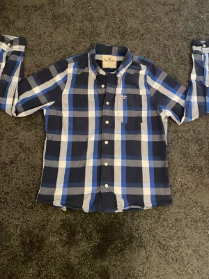 Blåvit rutig skjorta från Hollister - Snygg blårutig skjorta från Hollister inga defekter.