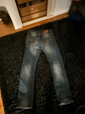 Nudie jeans  - Nudie jeans - Modell: Avarage Joe - Storlek: W29/L32 - Nypris runt 2000kr. Är själv 180 och de passar perfekt!