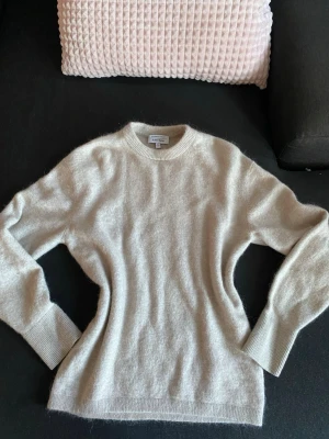 Beige stickad tröja & Other Stories - Säljer denna supersköna stickade tröjan från & other stories. Den är i äkta alpacka och kostar 800kr i ursprungs pris. Använts ett fåtal gånger💕