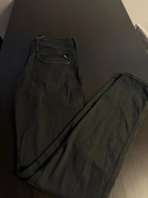 Svarta replay jeans - Säljer ett par svarta replay jeans                             •modellen är anbass                                                   •w33 L34