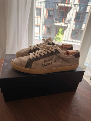 Saint Laurent sneakers - Slitna SL sneakers men med potential. Säljer så billigt pga skicket.