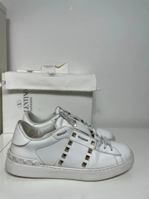 Valentino Rockstud Skor  - Säljer nu dessa Valentino Rockstud Skor med ett nypris på 7 700 kr!, skriv för fler bilder/frågor🙌🏼 