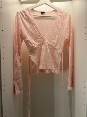 Gina tricot tie back Top  - Säljer min rosa tie back Top från Gina då den endast kommit till användning en gång, helt ny skick och inga defekter, priset går att diskutera vid snabb affär 