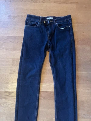 Jeans Cubus Herr - Mörkblå herr jeans från Cubus. Mycket bra skick. Storlek: W30 L34. Skickar alltid inom 1 dag! Priset ej hugget i sten vid en snabb affär! Hör av dig vid minsta fråga!