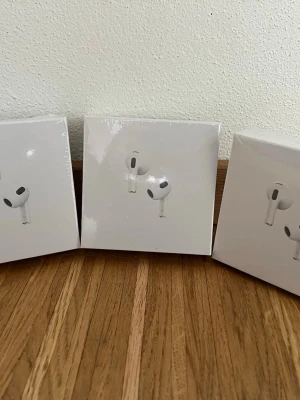 AirPods Pro  - AirPods Pro, Gen 3 | helt nya oöppnade | allt som visades på bild ingår | priser  | 1=190kr | 2=365 | 3= 520kr | fungerar galant! | först till kvarn!!