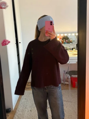 Mörkröd stickad tröja - Köpt för ett år sedan men använd fåtal gånger!!💖