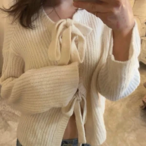 stickad kofta - stickad gräddvit kofta med knytband ”premium quality” från Gina Tricot 🤍  storlek S!  inga tecken på användning 🤍