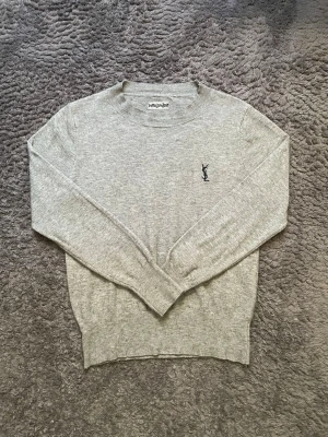 Yves Saint Laurent  - Snygg Yves Saint Laurent tröja i färgen grå!⭐️ Storlek S! 