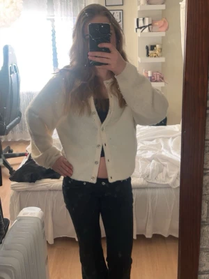 Stickad kofta  - Säljer denna supersnygga vita stickade koftan från Gina Tricot! Bra skick, använd några gånger. Lite smått nopprig längs ärmarna men inget som syns. Storlek XS 💗