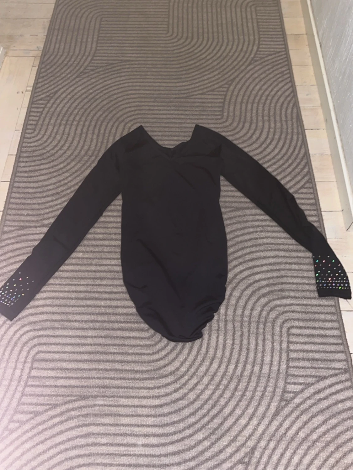 Svart body med färgglada strasstenar - 1