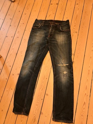 Nudie jeans - Nudie. 30/32. Vet ej exakt modell men relativt smala. Priset kommer ifrån att vänster framficka är trasig inuti, men lär vara en relativt enkel fix. Hör av dig vid frågor!