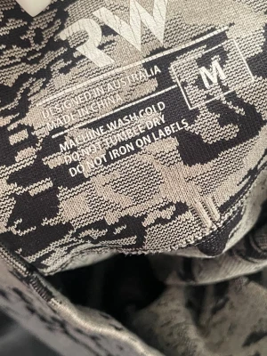 Gråmönstrade leggings från RW - Säljer ett par grå och svartmönstrade leggings från RW i storlek M. De har ett kamouflagemönster och är tillverkade i ett stretchigt material som sitter skönt på kroppen. Oanvända i storlek M men små i storleken så passar S och xs 