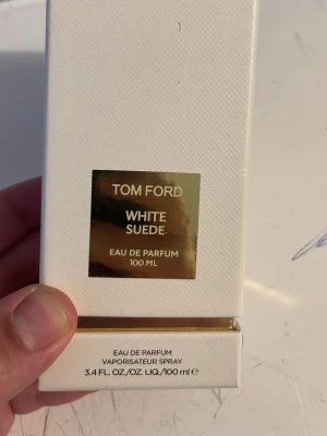 Tom Ford White Suede EdP 100 ml - Lyxig parfym från Tom Ford, White Suede Eau de Parfum i 100 ml flaska. Förpackningen är vit med gulddetaljer och har en elegant, stilren design. Passar dig som gillar exklusiva dofter och vill ha något unikt i parfymhyllan.