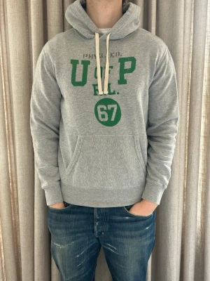 Ralph lauren hoodie grå - S - Fint skick, inga defekter. Modellen på bilden är ca 180 cm. Om du undrar över något tveka då inte på att höra av dig!