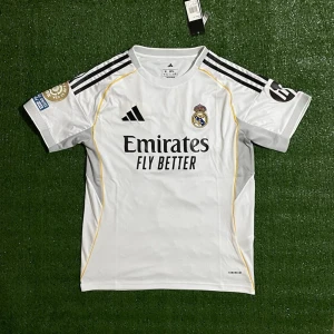 Real Madrid Tröja - Säljer denna riktigt feta tröjan för ett riktigt bra pris. Skriv till om ni är intresserade eller har andra funderingar kring tröjan!