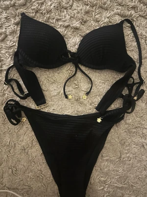 Svart bikini!! Push! - Jag har aldrig använt den. delarna kan köpas separat men pris diskuteras isf. 