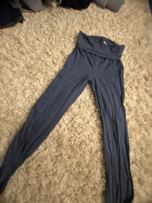 Blå yogapants - Ett par blåa yogapants från lager 157.