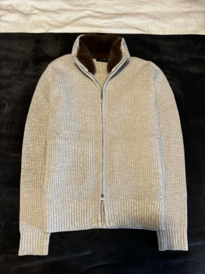 Faux Fur Cashmere Cardigan  - Wool/Cashmere faux fur cardigan. Double zipper, the fur is detachable. Really nice piece you can’t miss to have in your closet. Don’t hesitate to contact me if you have any questions!  Measurements: Arm: 67,5 cm Length: 62 cm Width: 49 cm