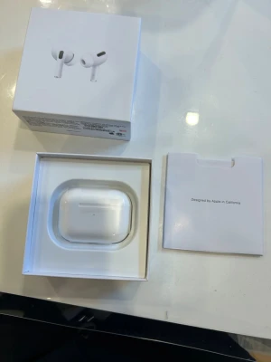  AirPods Pro trådlösa hörlurar - Säljer ett par vita AirPods Pro med laddningsetui. Hörlurarna är trådlösa in-ear-modeller med silikonproppar och stilren design. Kommer i originalförpackning med tillhörande laddkabel och manual. Perfekta för musik, samtal och träning. (Lightning) 1.1