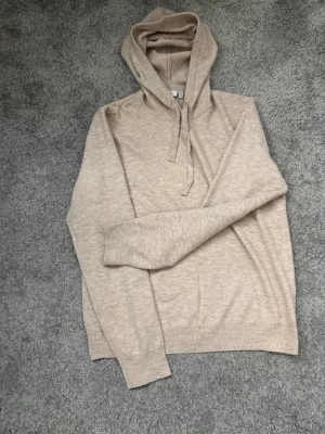Beige hoodie från NK -  Beige stickad merino hoodie från nk i Stockholm 170-176 sitter bra, passar till de mesta och Rikigt snygg nu till sommaren hör av er vid frågor!🙏