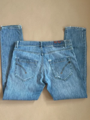 Dondup jeans med slitningar - Slim/skinny fit! | storlek 33, sitter lite smått om något skulle jag säga. |  fint skick! | hör av dig vid funderingar! | fraktar inom kort | liten defekt på näst sista bilden.   J13