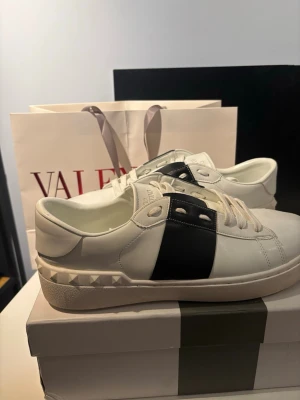 Valentino open - Helt nya valentino opens! Strlk 45/46. Eftersom att de är helt nya så excellent skick! Mitt pris 1699! Har du frågor att ställa tveka inte! Pris ej hugget i sten!