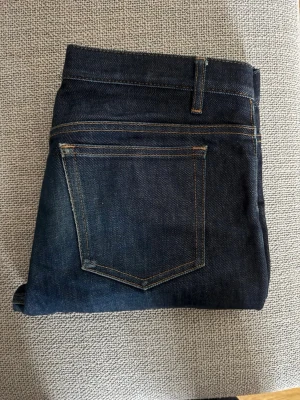 Mörkblå A.P.C. jeans - A.P.C. jeans i mycket bra skick inga defekter eller liknande om du funderar på något är det bara att skicka ett meddelande priset kan diskuteras 