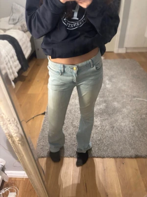Ljusblå bootcut jeans - Säljer ett par low waist Jeans från Lindex💕