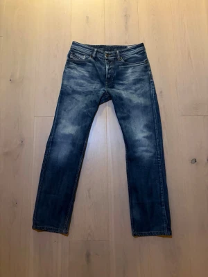 Diesel jeans - Säljer ett par blå jeans med feta slitningar framtill. Jeansen har en fin wash men har inga slitager. Vid frågor eller likande tveka inte på att höra av er!