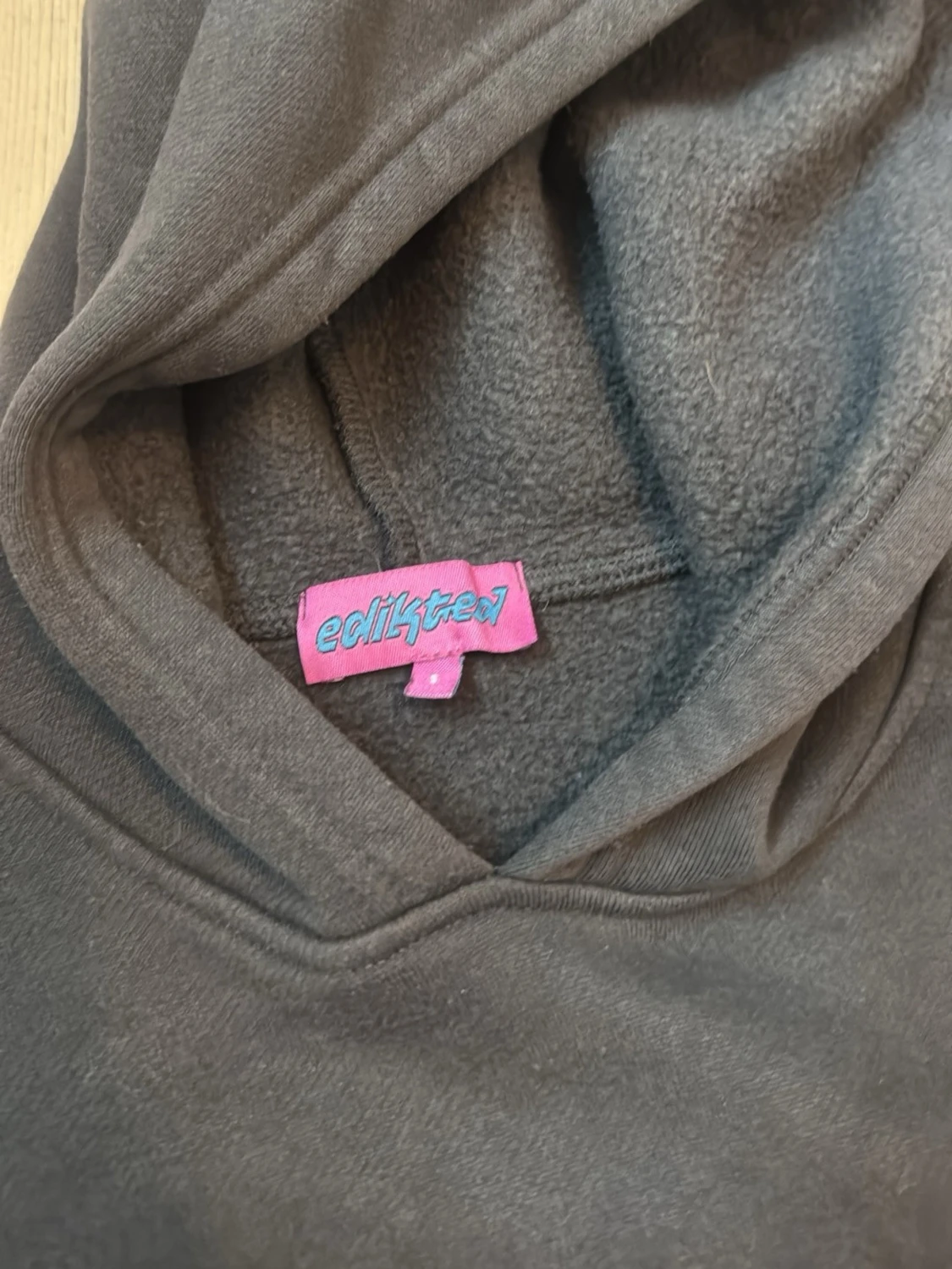 Svart hoodie med rosa detaljer Edikted - 1