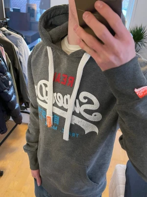 Vintage 2000s Superdry Hoodie (sällsynt) - Säljer nu denna sjukt snygga och mycket eftertraktade vintage 2000s hoodie från Superdry! Säljs ej längre i butik och är från en mycket limiterad upplaga😊 Storlek S på etiketten, Passar S eller en lite mindre M🙌 Skriv vid funderingar 📲🤝